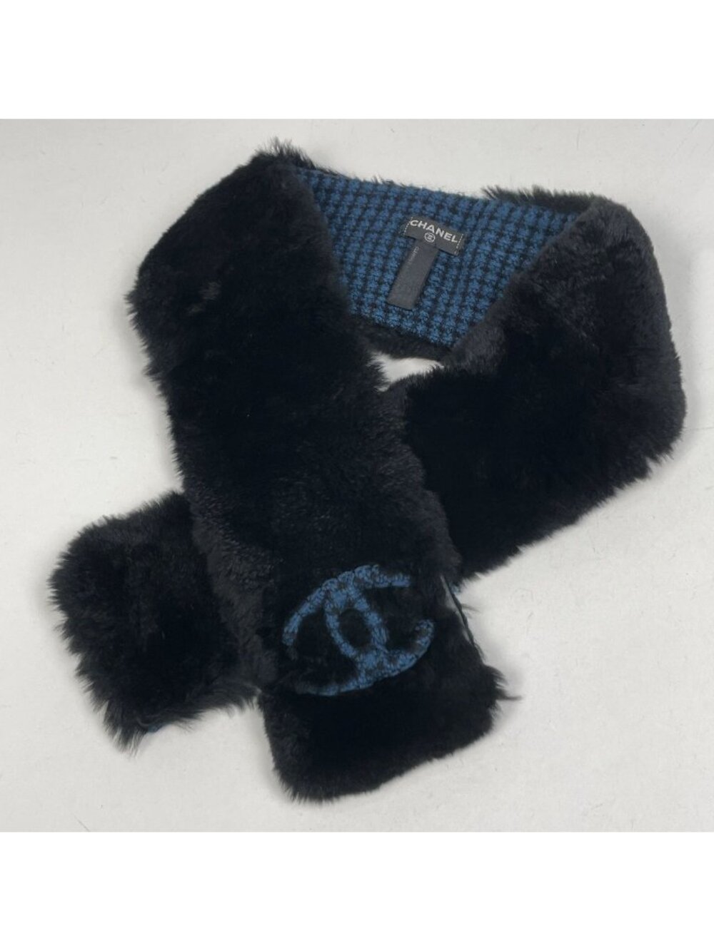 Chanel CC Logo Fur Scarf Shawl Fur Black Blue - Picture 6 of 7